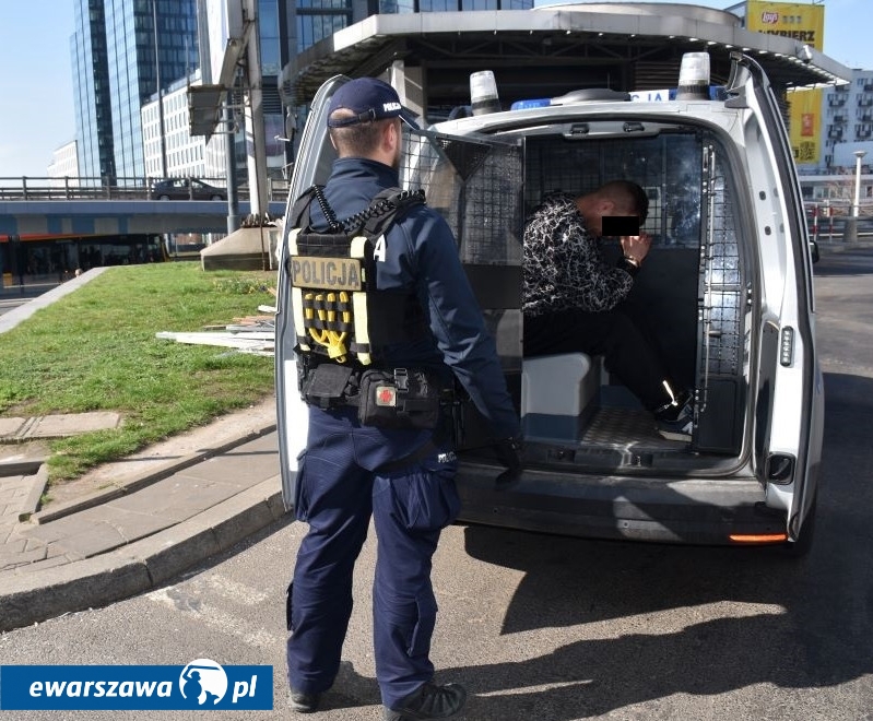 Zatrzymany w radiowozie | fot. ksp.policja.gov.pl