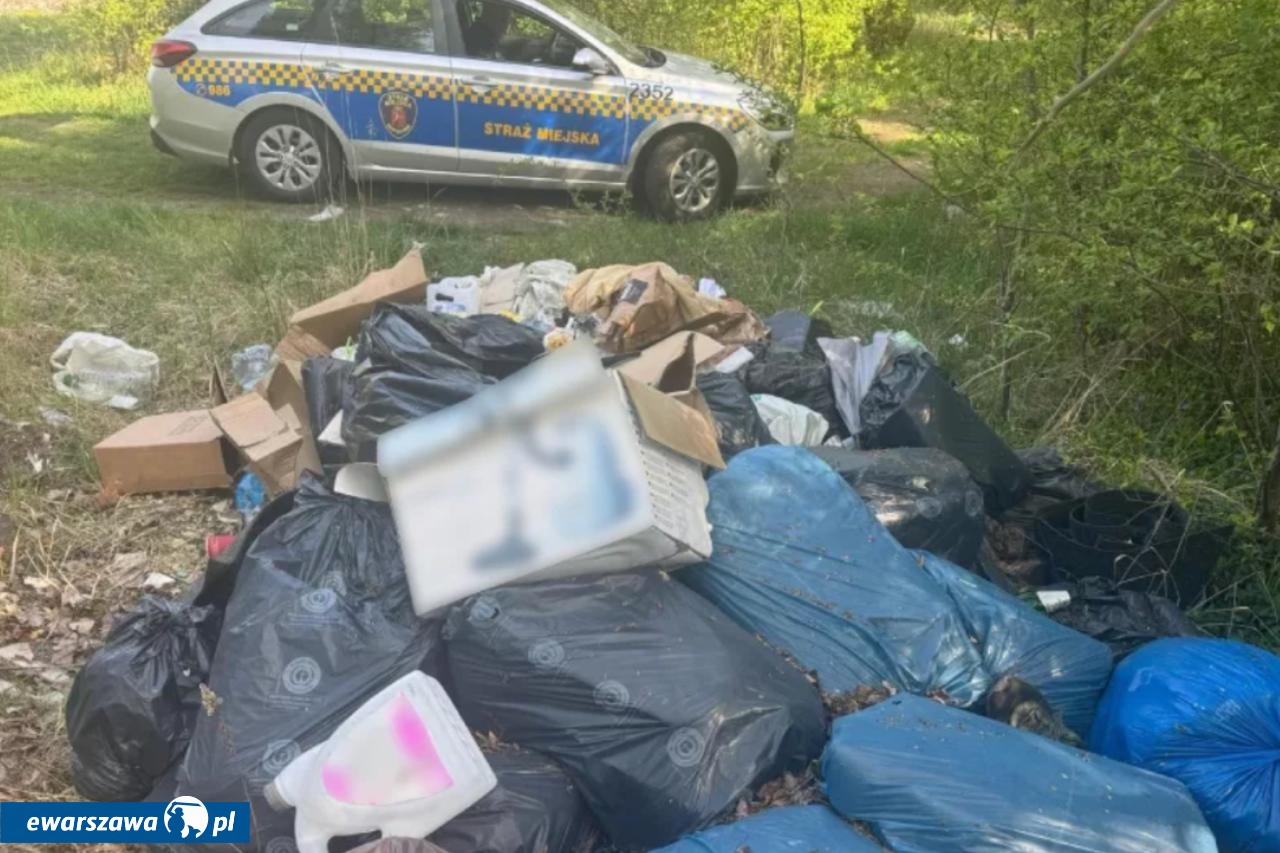 śmieci przy torach | fot. strazmiejska.waw.pl