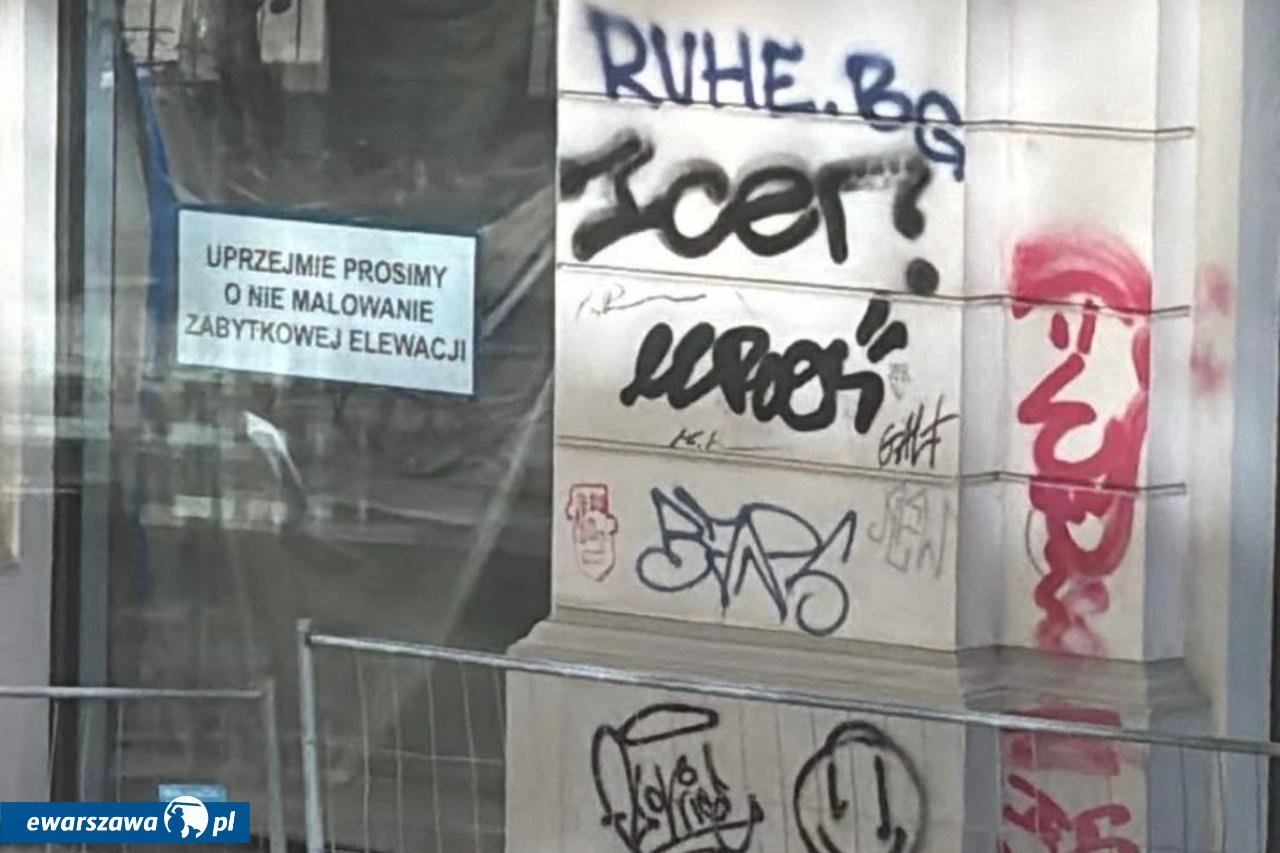 bazgroły na zabytkowej kamienicy w Warszawie | fot. Wnerwiona Syrenka Facebook