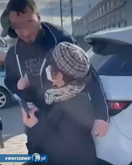 Świadkowie zdarzenia nagrali moment, w którym jeden z Czeczenów uderzył kobietę z galerii handlowej przy Modlińskiej. | fot. Kadr filmu/Modlińska 6D/Facebook.