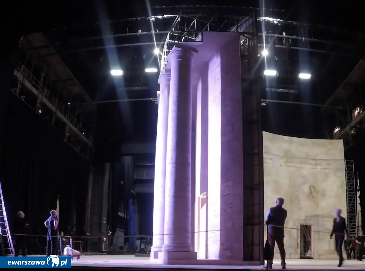 Obrotowa scena w spektaklu Tosca | fot. Opera Narodowa / FB