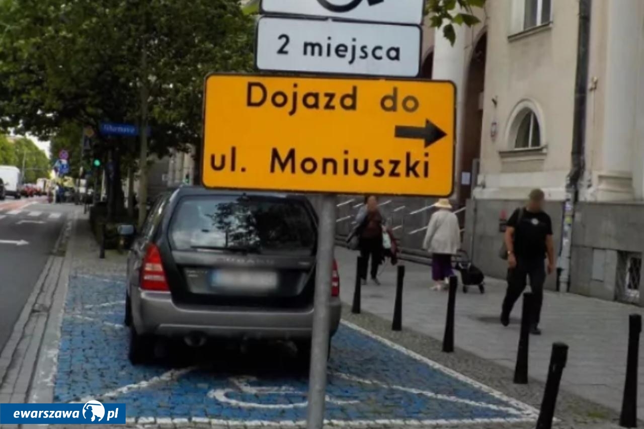 samochód na kopercie | fot. strazmiejska.waw.pl