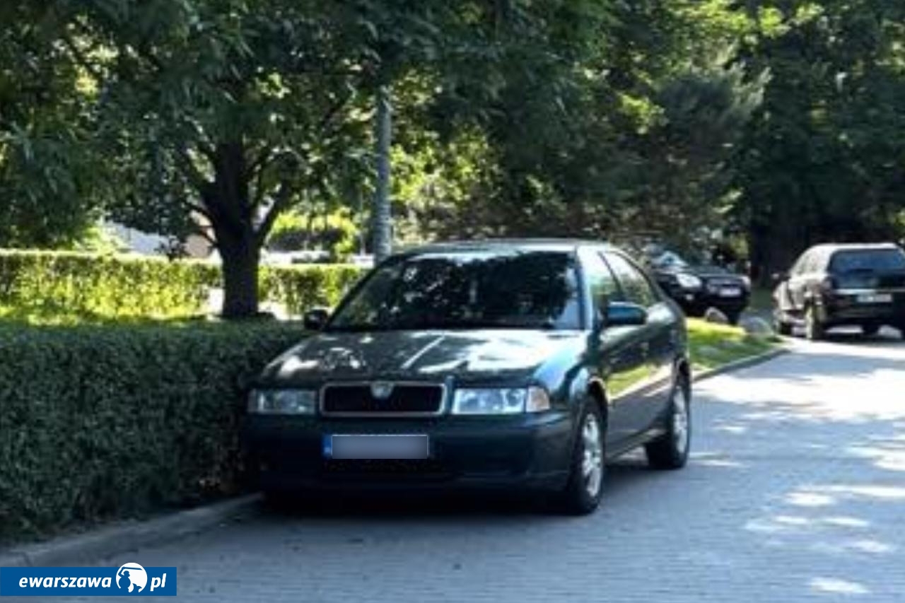 źle zaparkowany samochód z Zamościa | fot. Wiktor B / facebook