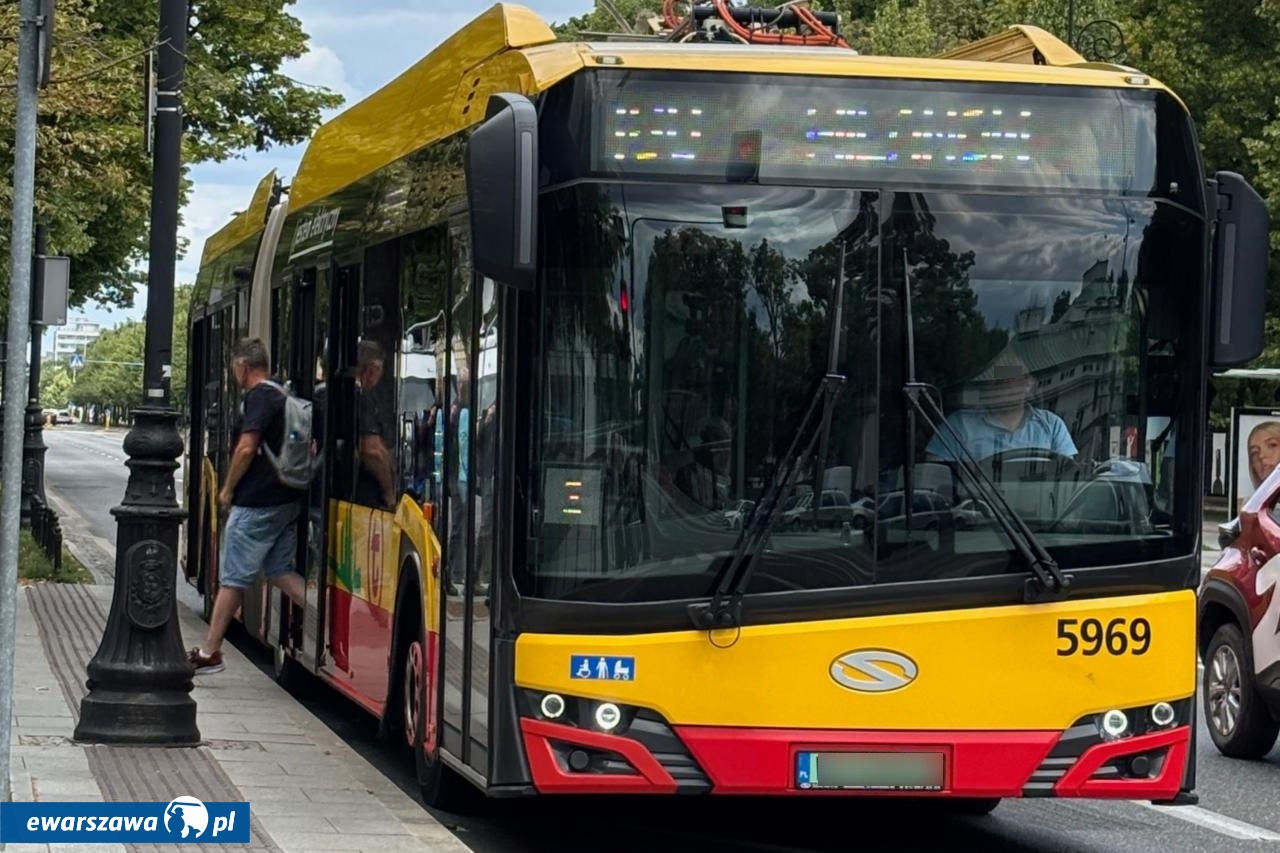 autobus w Warszawie | fot. Bartosz Pańczyk