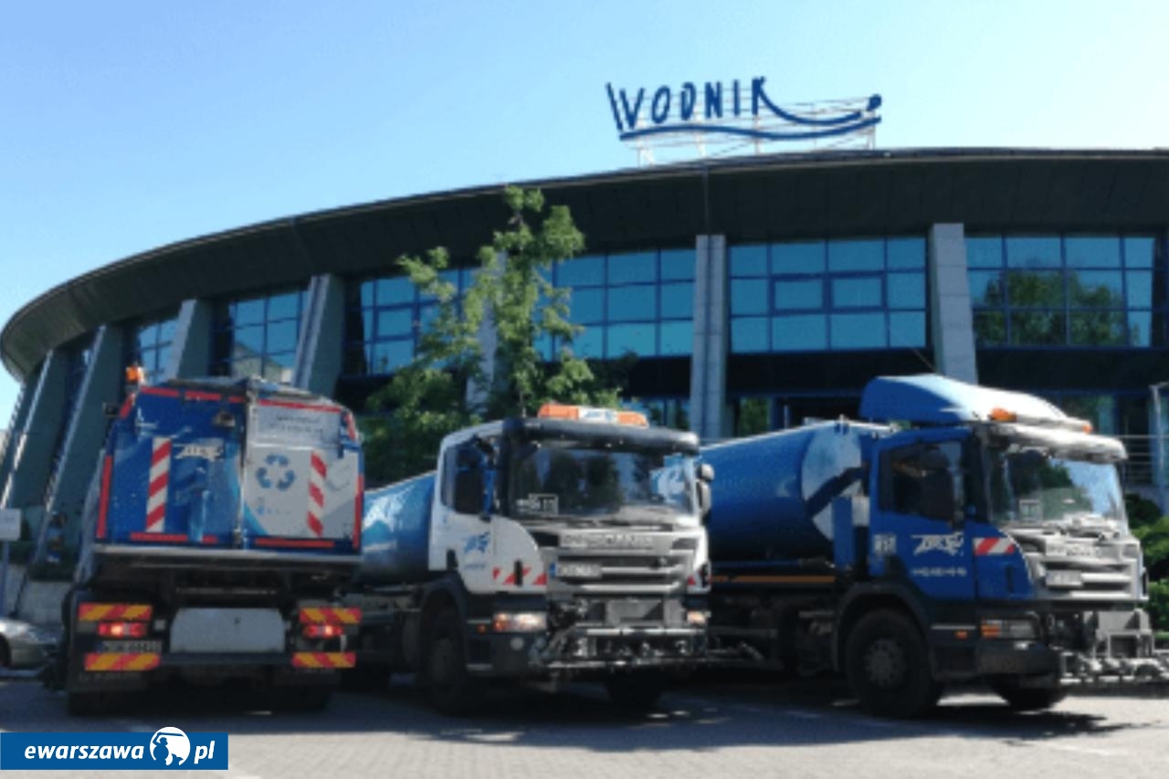 Pojazdy służb oczyszczania w trakcie pobierania wody z basenu | fot. Zarząd Oczyszczania Miasta Warszawa