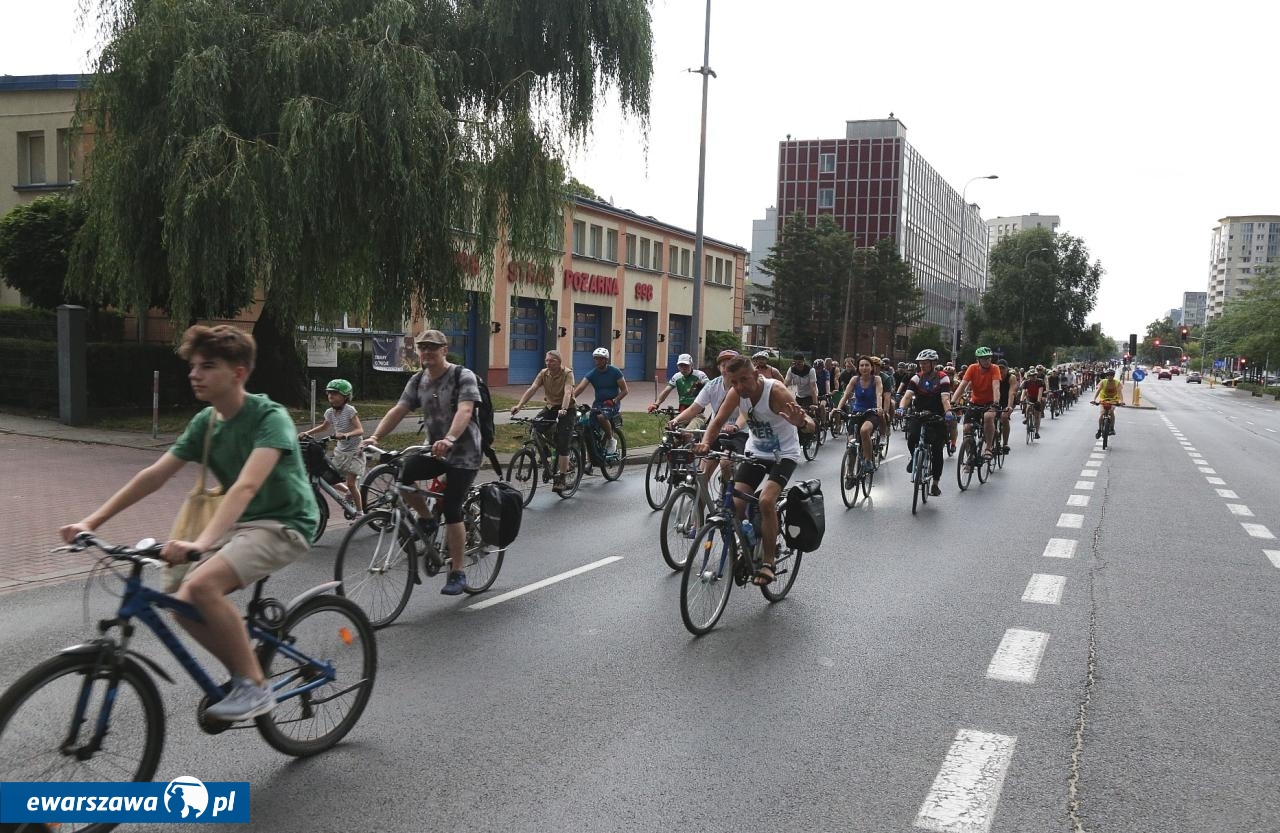 rowerzyści z Warszawskiej Masy Krytycznej | fot. facebook.com/warszawskamasakrytyczna