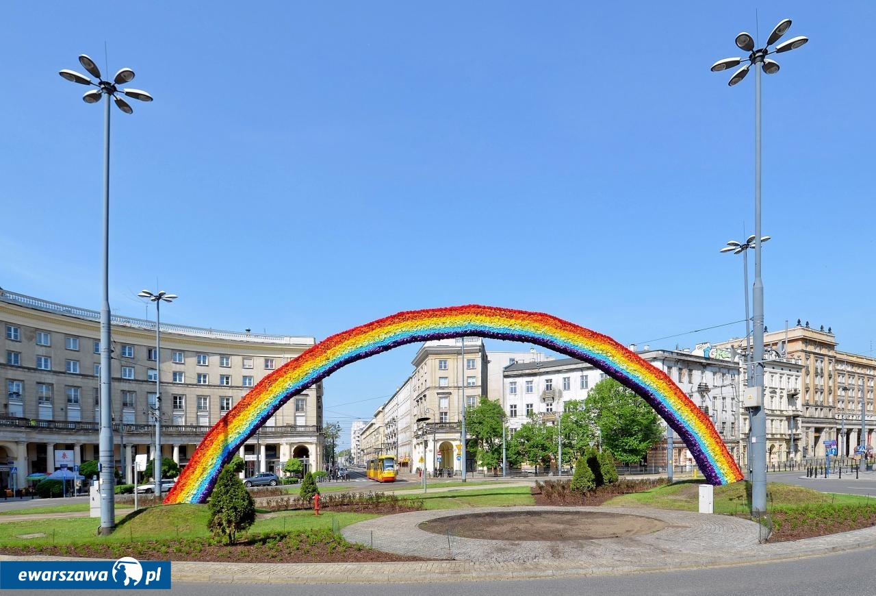 Tęcza na Placu Zbawiciela w Warszawie | fot. Autorstwa Adrian Grycuk - Praca własna, CC BY-SA 3.0 pl, https://commons.wikimedia.org/w/index.php?curid=32507964