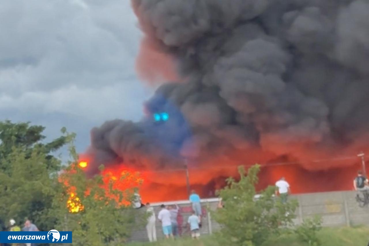 pożar hali w Mińsku Mazowieckim | fot. facebook.com/MateuszWawryszukRatownikMedyczny
