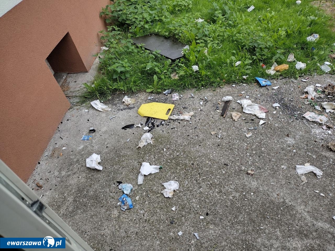 porozrzucane rzeczy pod kawiarnią w Pruszkowie | fot. facebook.com/KawiarniaSzczesliwaSiodemka