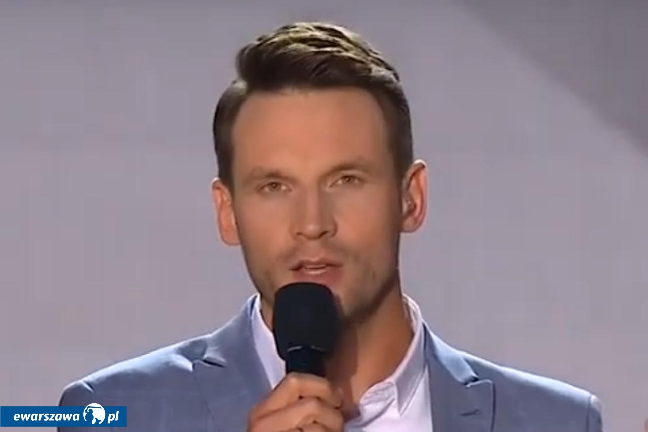 Tomasz Wolny prowadzi koncert "Warszawiacy śpiewają (nie)zakazane piosenki" | fot. youtube.com/@archiwa2917