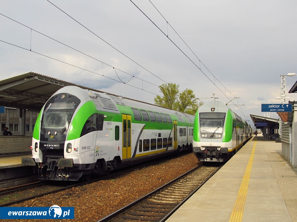 pociągi Kolei Mazowieckich | fot. Autorstwa Janusz Jakubowski from Warsaw, Poland - PESA Sundeck & Bombardier, Koleje Mazowieckie, CC BY 2.0, https://commons.wikimedia.org/w/index.php?curid=104045200