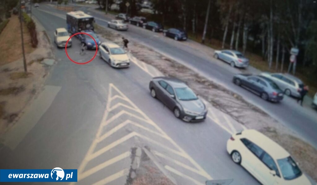 Nastolatek na hulajnodze wjechał pod samochód | fot. Policja Mazowiecka
