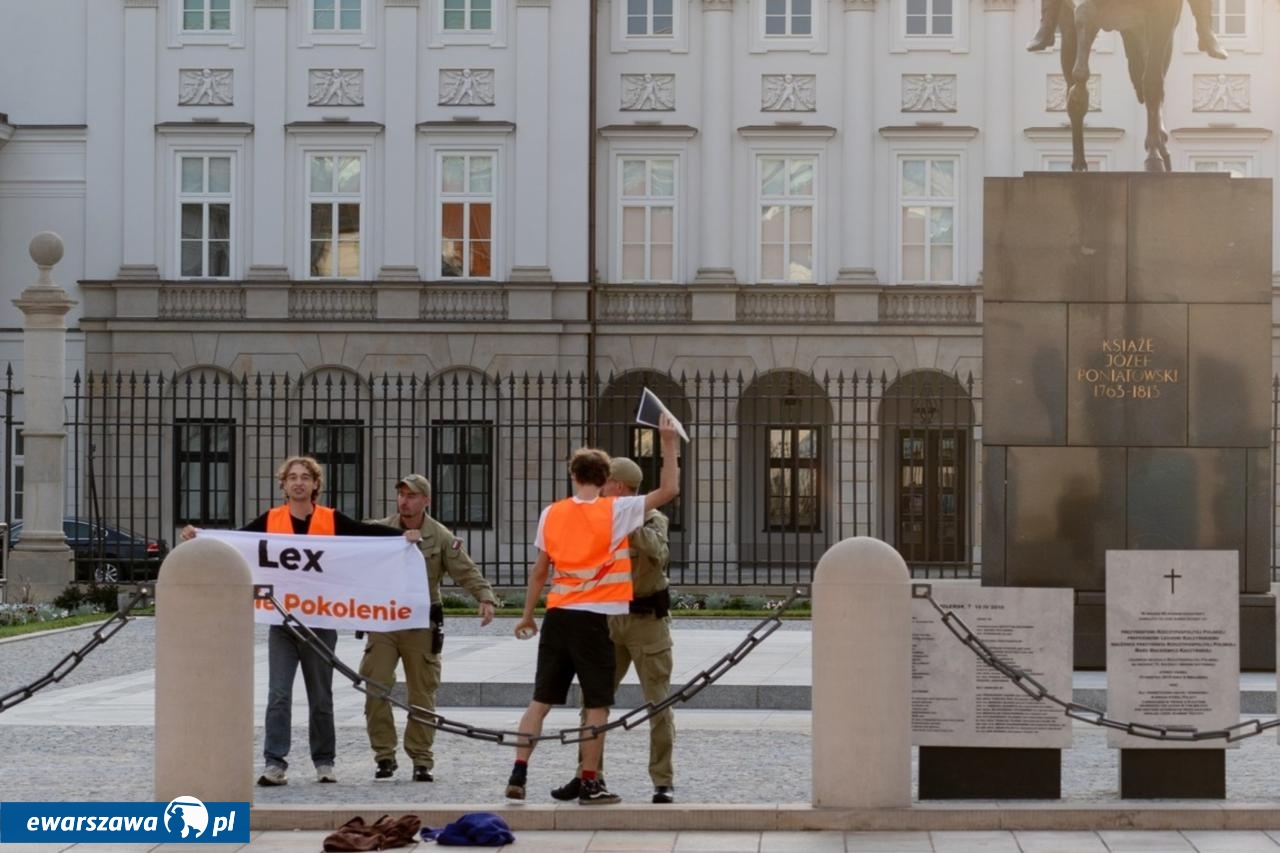 Aktywiści Ostatniego Pokolenia pod Pałacem Prezydenckim | fot. Lena Grycel/Ostatnie Pokolenie