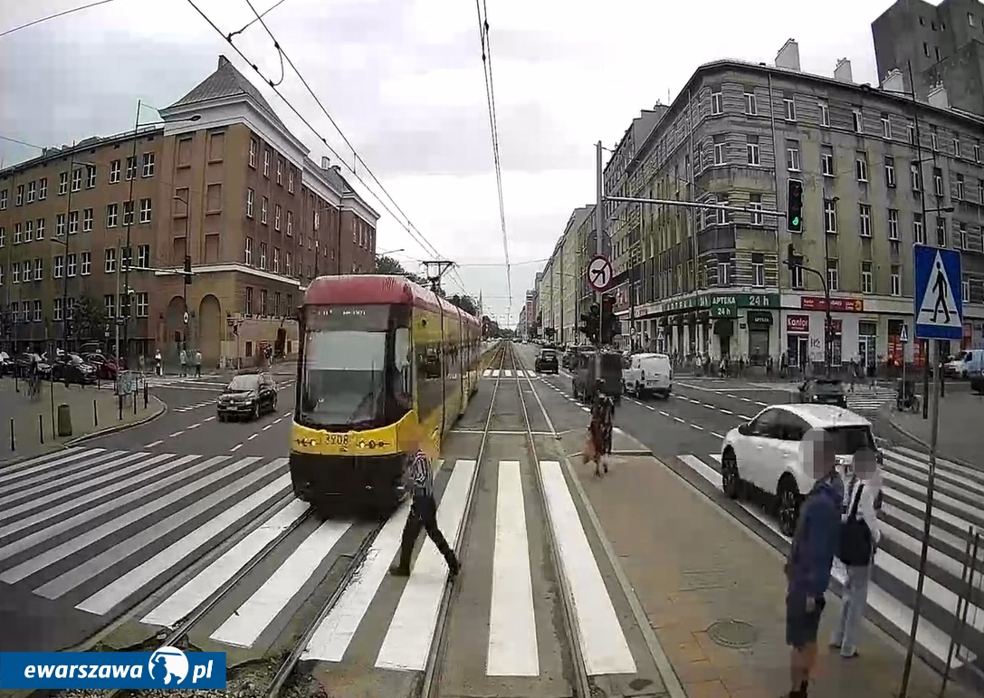 Wpatrzony w smartfon mężczyzna idzie w kierunku nadjężdzającego tramwaju | fot. Tramwaje Warszawskie/facebook