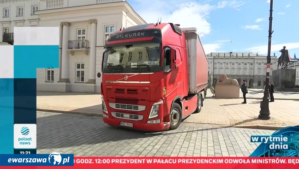 ciężarówka pod Pałacem Prezydenckim w Warszawie | fot. Polsat News / screen