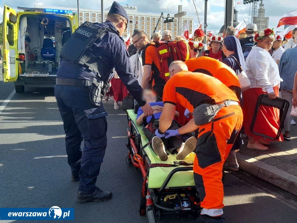 policja pomaga ludziom na uroczystościach związanych z zaprzysiężeniem Karola Nawrockiego | fot. ksp.policja.gov.pl