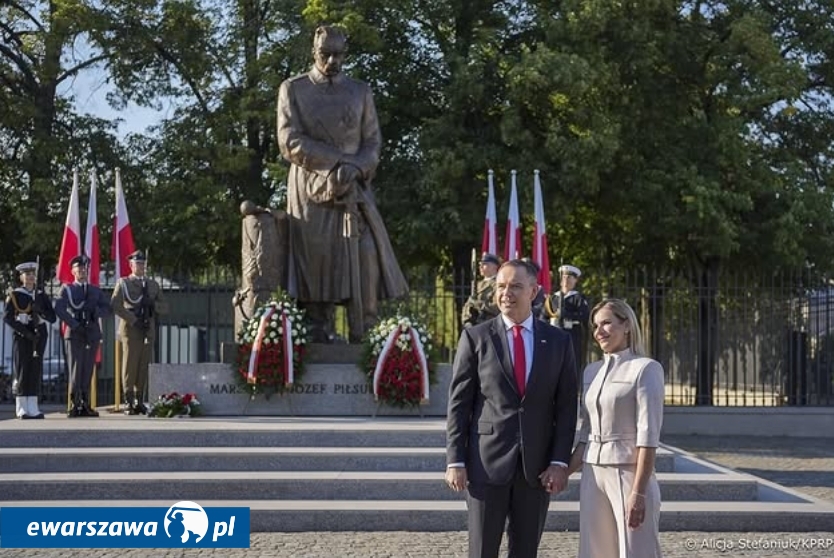 Karol Nawrocki z żoną pod pomnikiem Józefa Piłsudskiego | fot. Alicja Stefaniuk /KPRP