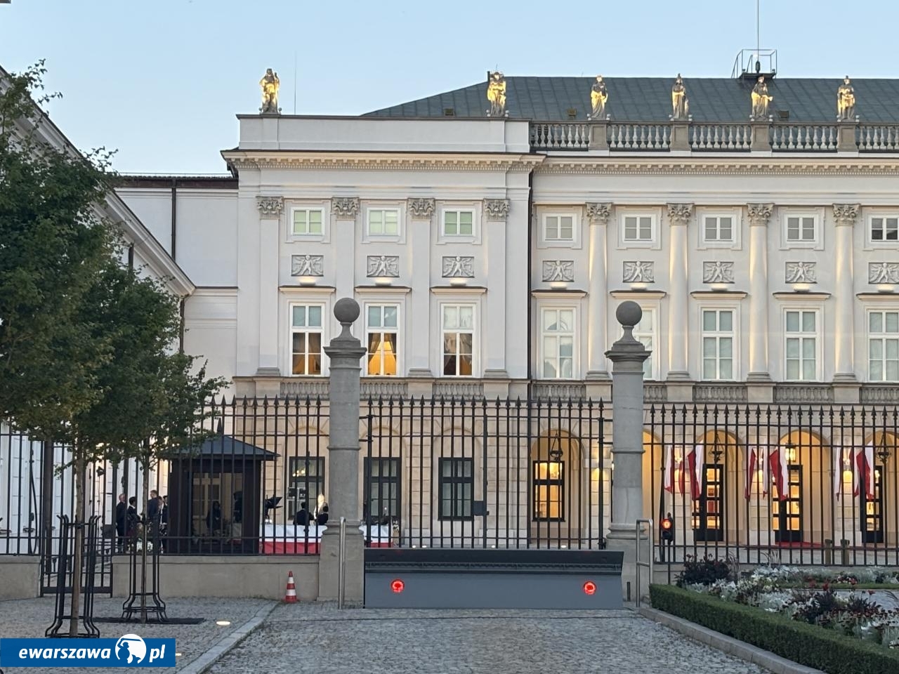 Danuta Holecka z programem Republiki pod Pałacem Prezydenckim | fot. Bartosz Pańczyk