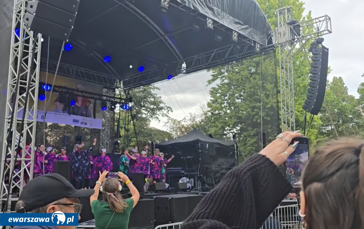 scena na Mazowieckim Festiwalu Seniorów w Warszawie | fot. Polski Związek Emerytów, Rencistów i Inwalidów Dzielnicy Białołęka /facebook