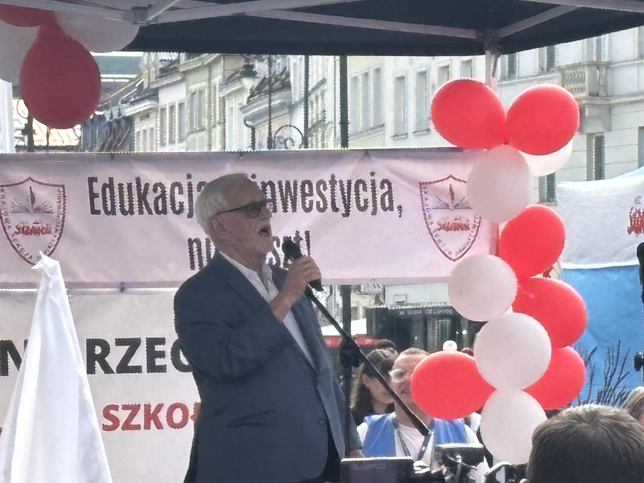 Jan Pietrzak na Placu Zamkowym w Warszawie | fot. Bartosz Pańczyk