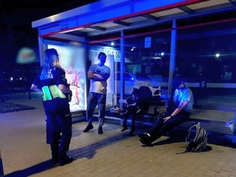 libacja na przystabku autobusowym | fot. strazmiejska.waw.pl
