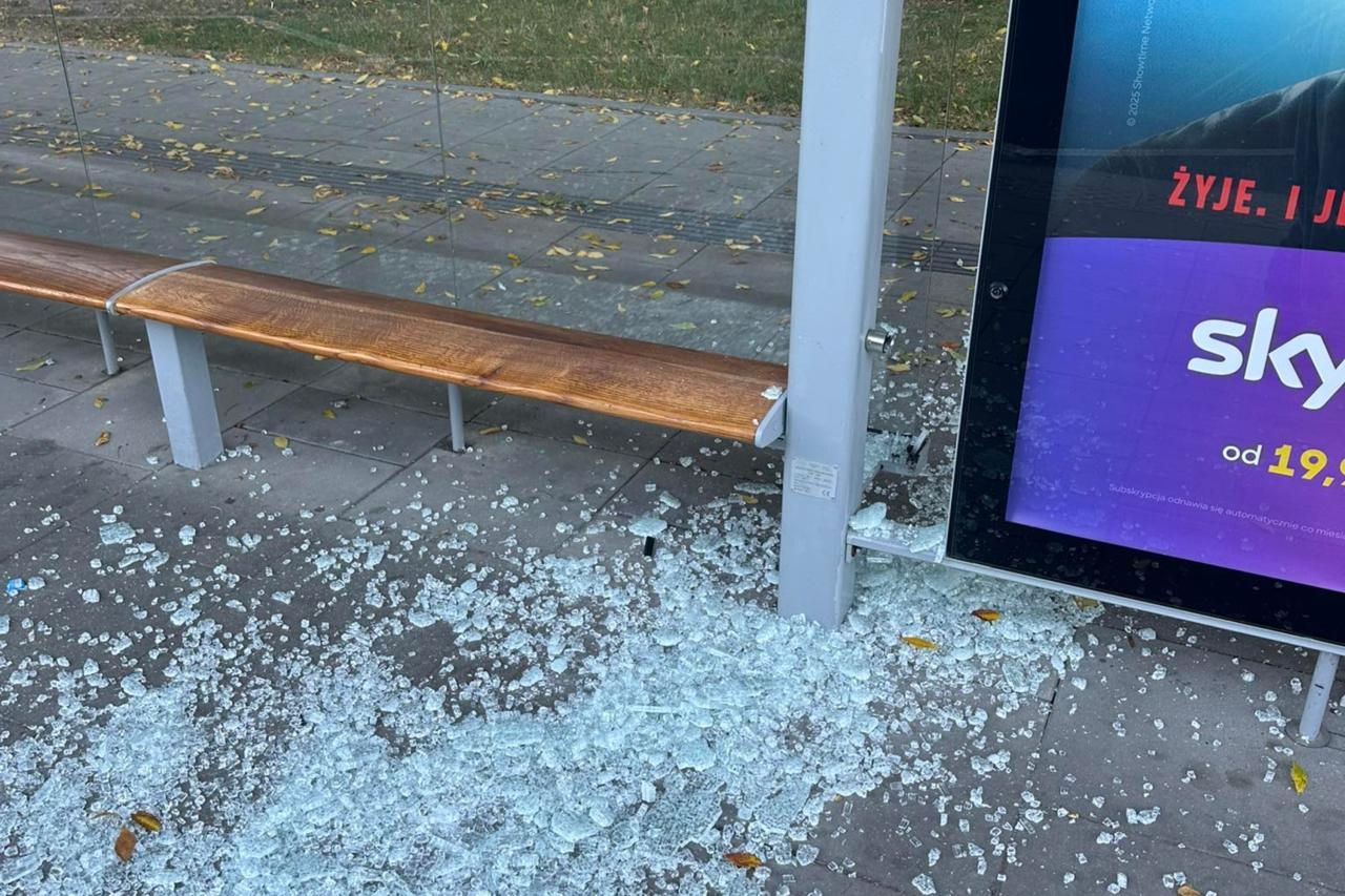 zniszczony przystanek autobusowy przy ul. Saskiej w Warszawie | fot. Szymon B. /facebook