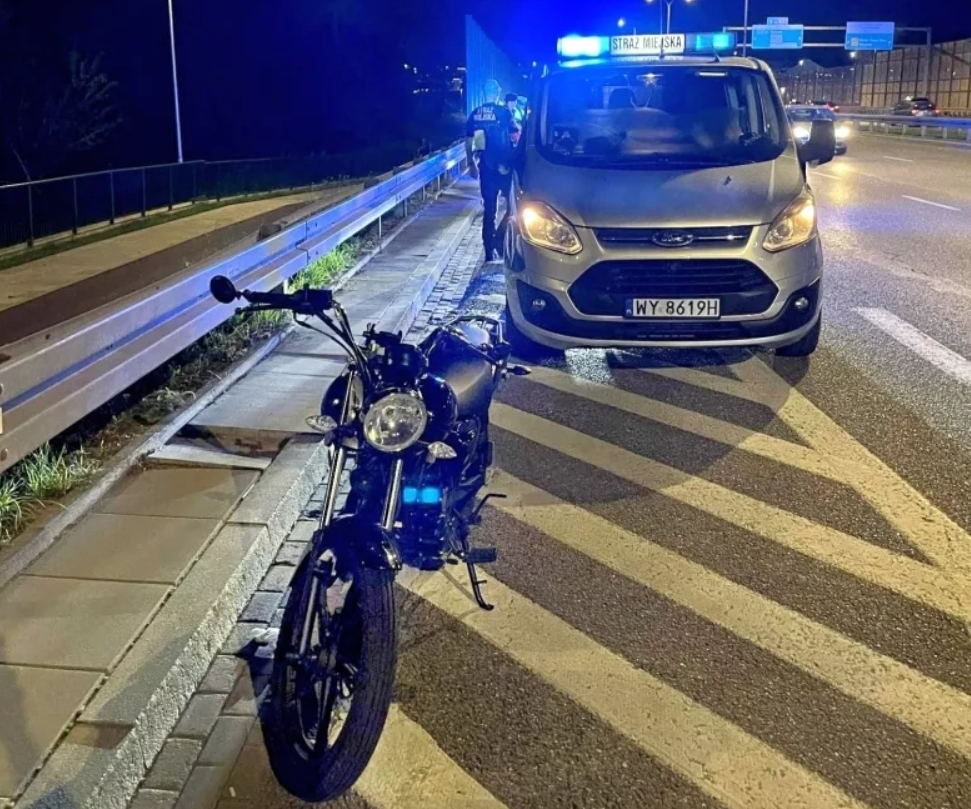 zatrzymany motocykl | fot. strazmiejska.waw.pl