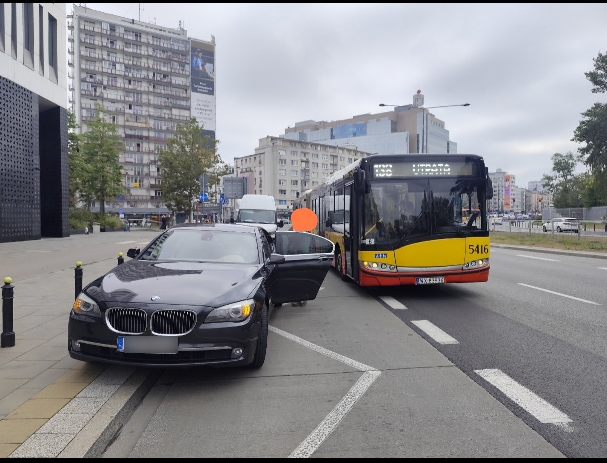 samochód blokuje przystanek autobusowy | fot. Michał E./facebook