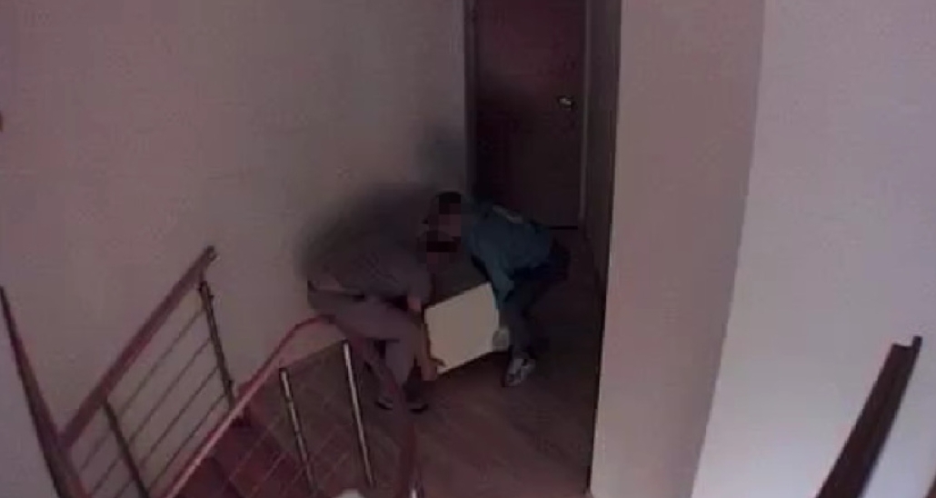 złodzieje wynoszą sejf z mieszkania w Wilanowie | fot. mokotow.policja.gov.pl