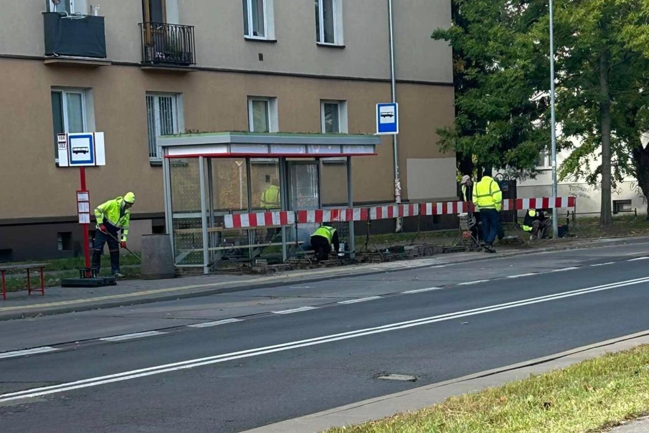 robotnicy postawili wiatę przystankową | fot. facebook.com/Grochow.Praga.Poludnie