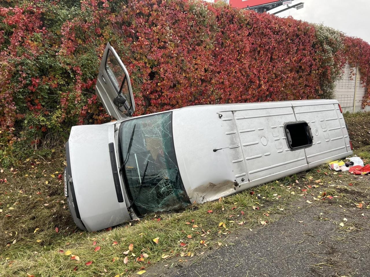 bus wpadł do rowu | fot. Ochotnicza Straż Pożarna w Grójcu -KSRG
