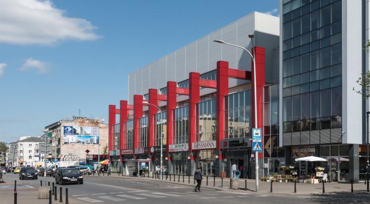 Bazar od strony ul.Zamienieckiej, na pierwszym planie budynek Centrum Handlowego Szembeka | fot. Autorstwa Adrian Grycuk - Praca własna, CC BY-SA 3.0 pl, https://commons.wikimedia.org/w/index.php?curid=94190630