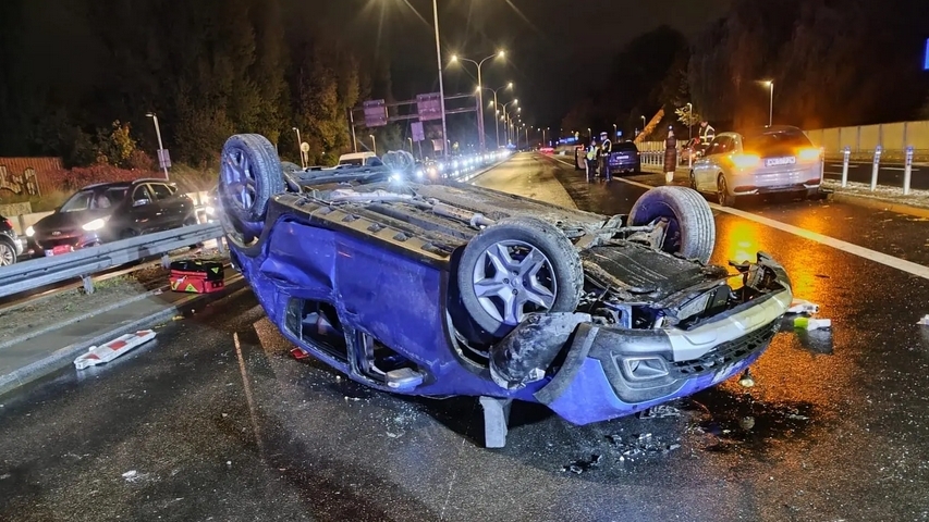 auto, które dachowało na Wisłostradzie | fot. Jednostka Gaśniczo-Ratownicza Akademii Pożarniczej