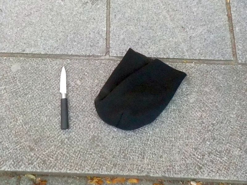 nóż agresora, który groził ludziom na Starym Mieście | fot. strazmiejska.waw.pl
