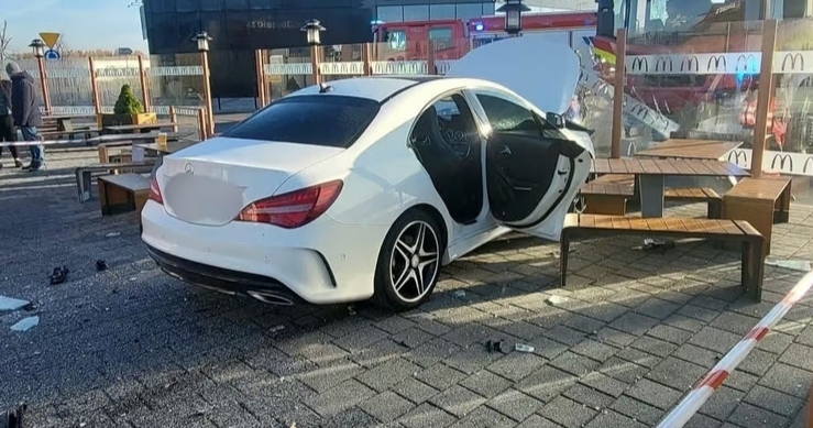 samochó wjechał w ogródek restauracyjny Mc'Donalds | fot. OSP Garwolin