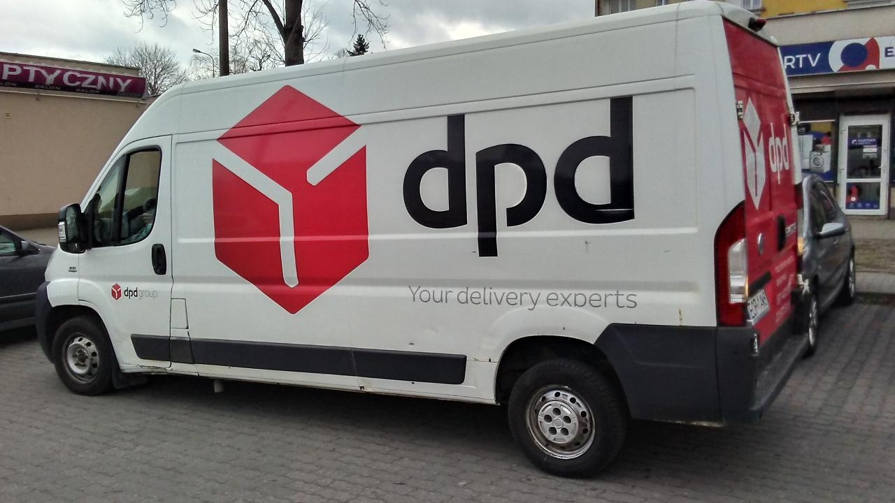 samochód DPD | fot. Autorstwa Warszawska róg Szerokiej w Tomaszowie Mazowieckim, w województwie łódzkim, PL, EU, CC0 - Praca własna, CC0, https://commons.wikimedia.org/w/index.php?curid=77581055