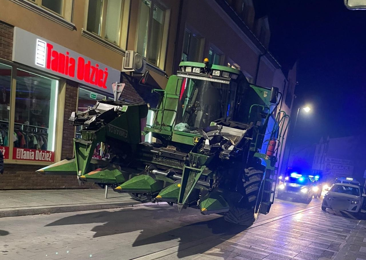 kombajn w mieście | fot. KPP w Płońsku