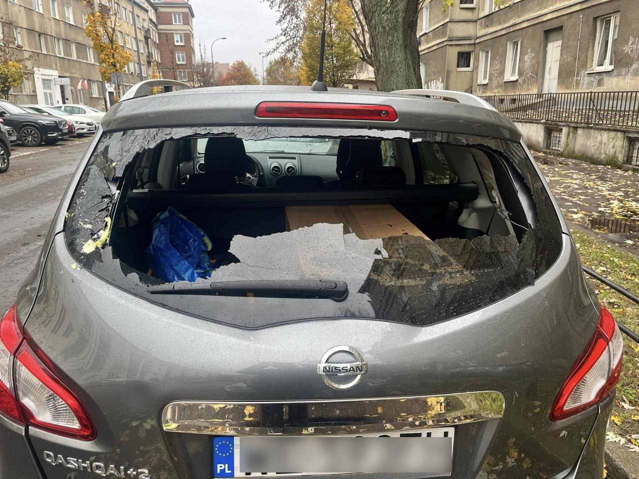zniszczony samochód na Mokotowie | fot. Magdalena K./facebook