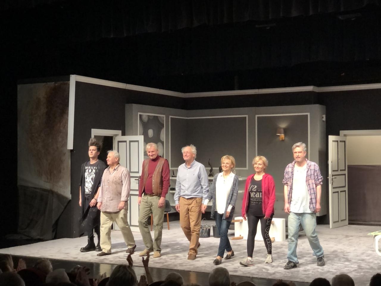 Lucyna Malec w Teatrze Kwadrat z obsadą spektaklu "Godzinka spokoju" | fot. Bartosz Pańczyk