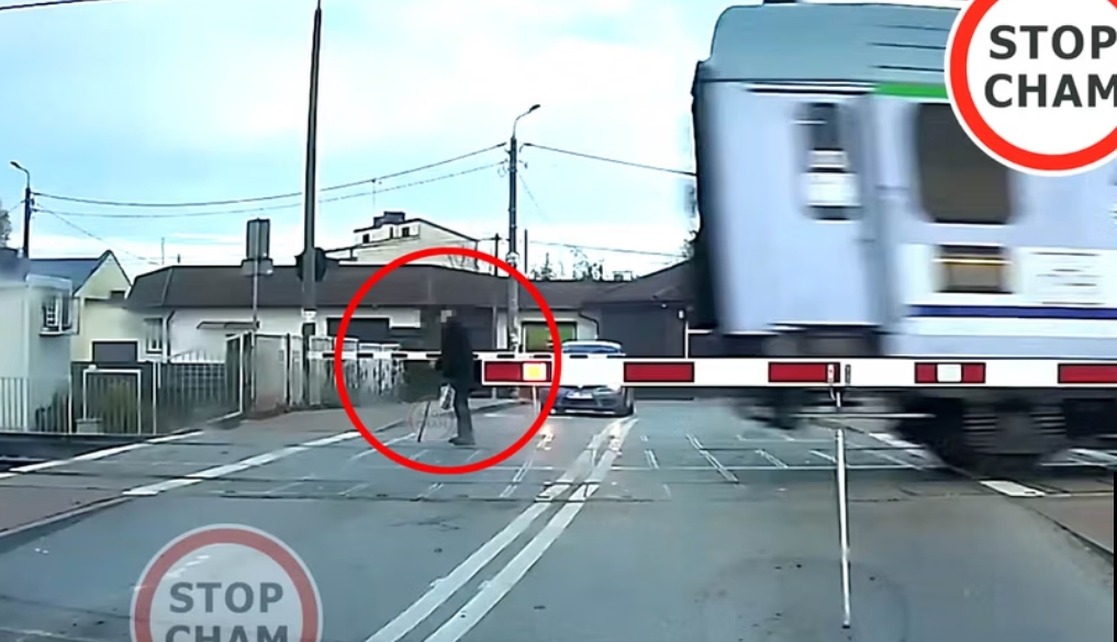 emeryt przechodzi przez tory | fot. facebook.com/stop.cham