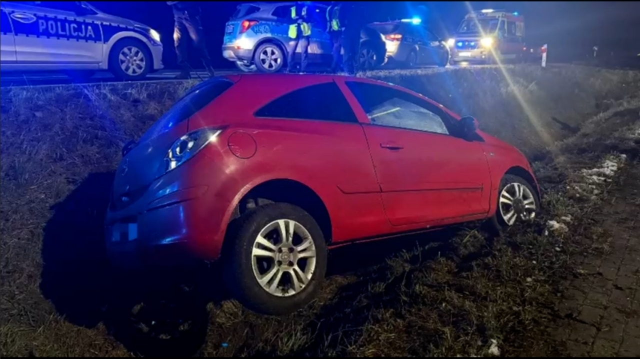 skradizony samochód wylądował w rowie | fot. KPP w Sochaczerwie