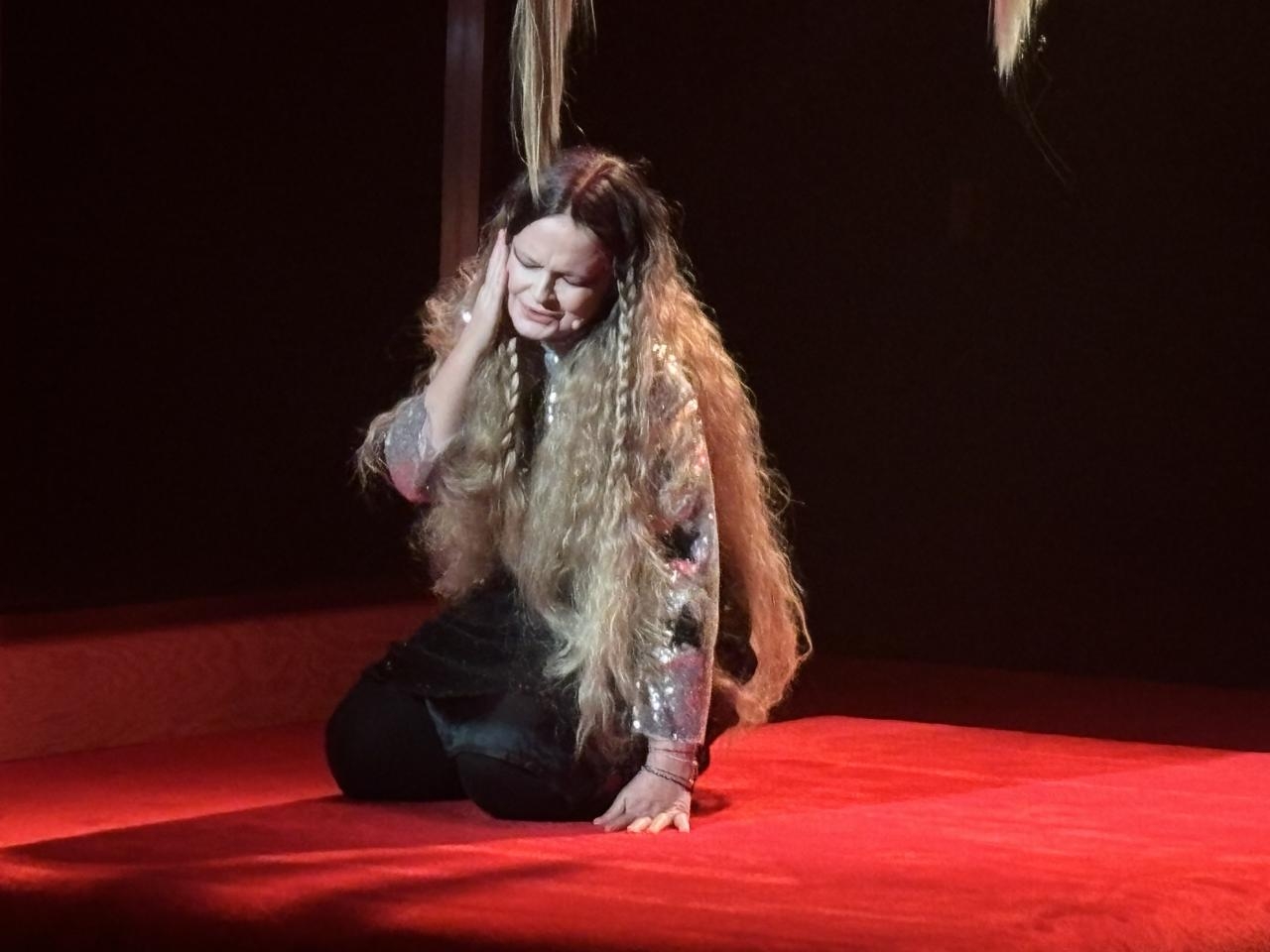 Dominika Ostałowska w spektaklu Teatru Studio "Nieśmiała dżokejka" | fot. Bartosz Pańczyk