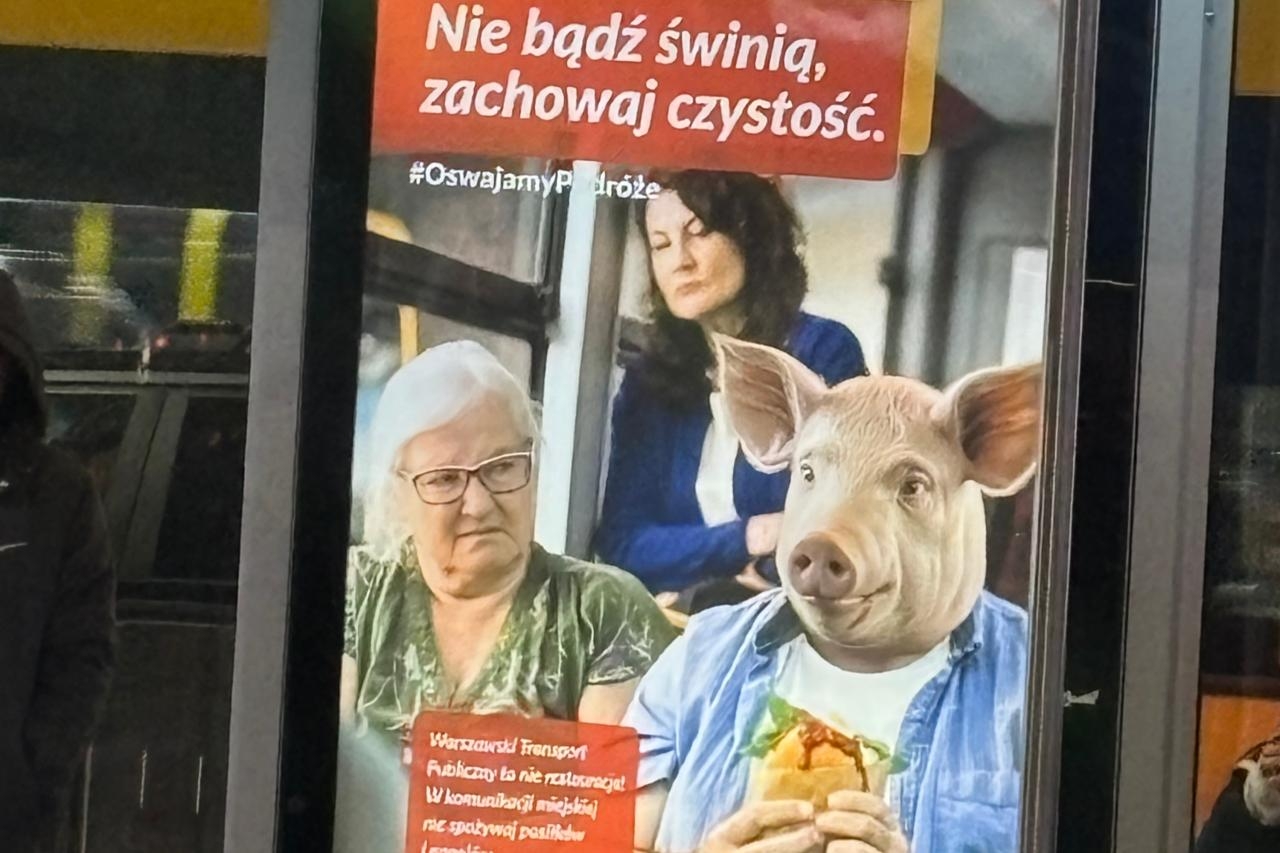 plakat kampanii "Pswajamy podróże" na przystanku tramwajowym w Warszawie | fot. Bartosz Pańczyk