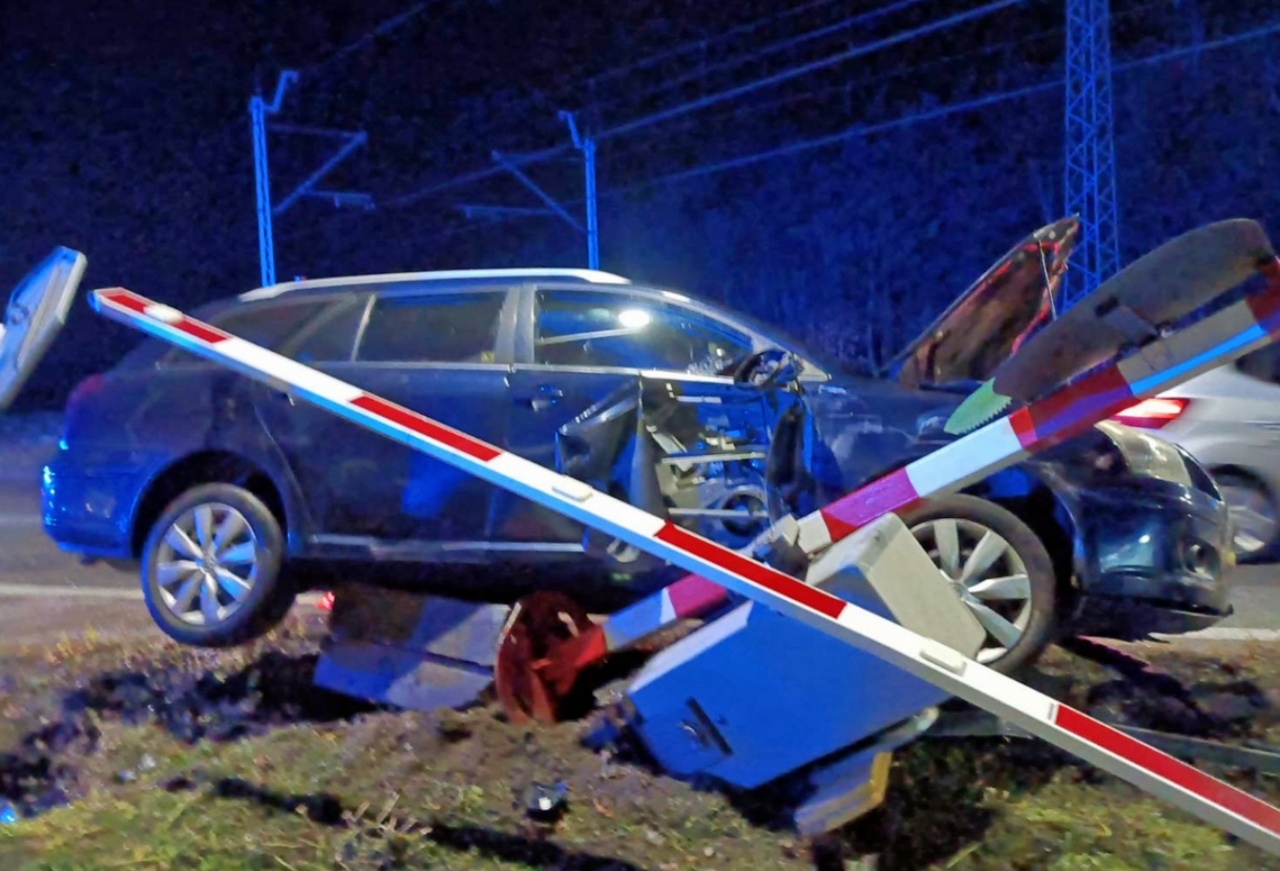 pijany kierowca zniszczył urządzenia na przejeździe | fot. mazowiecka.policja.gov.pl