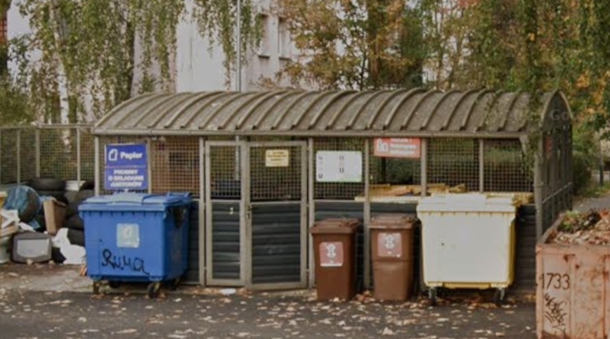 altana śmietnikowa przy ul. Raabego 7 w Warszawie | fot. google stret view