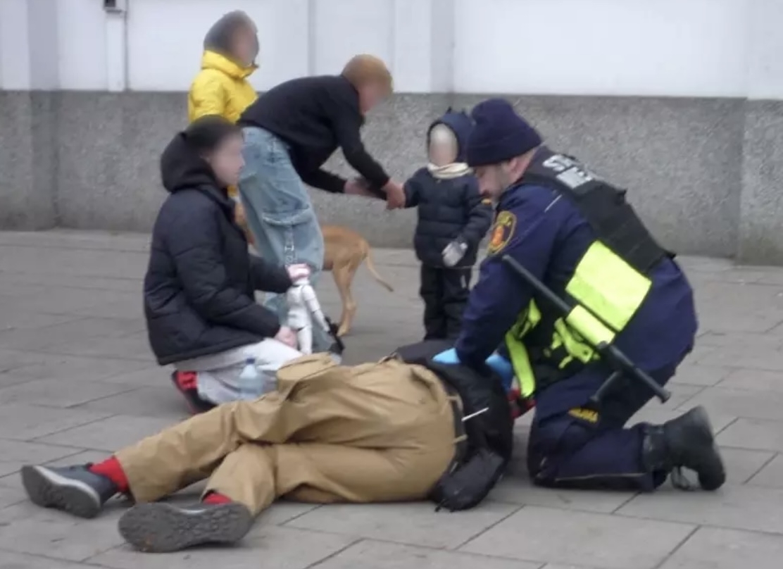 straż miejska pomaga mężczyźnie podczas ataku padaczki | fot. Straż Miejska Warszawa