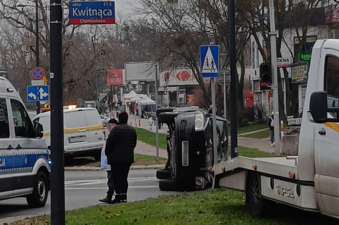 samochód dachował na Bielanach | fot. Tomasz N./facebook