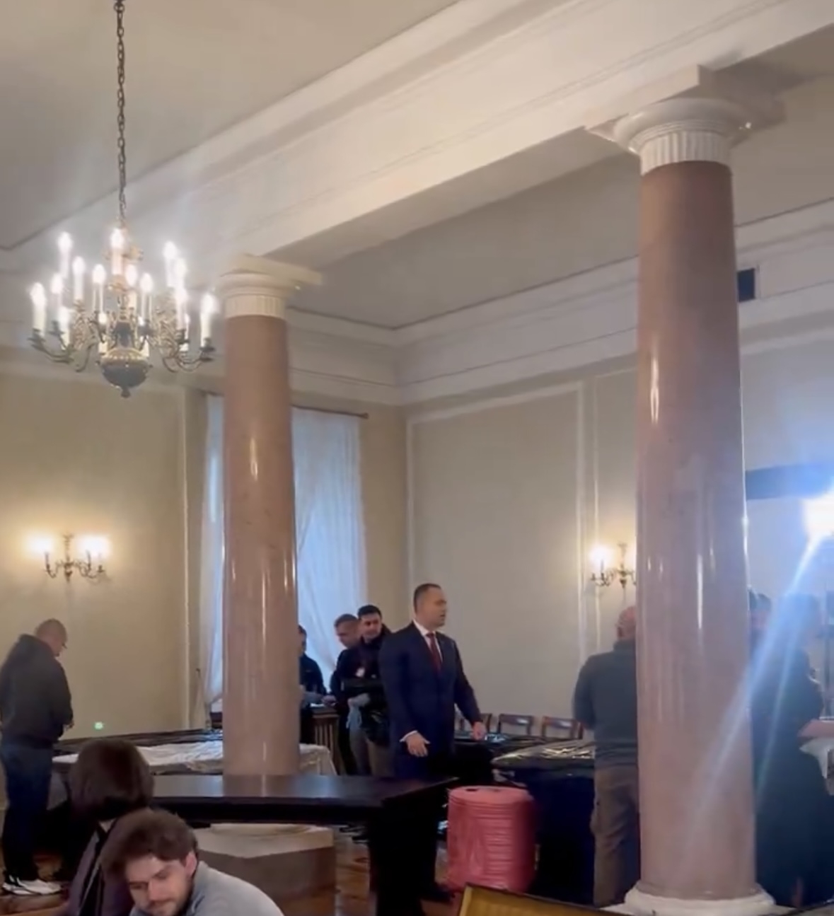 Demontaż Okrągłego Stołu w Pałacu Prezydenckim | fot. Karol Nawrocki /X.com