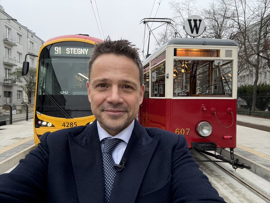 Rafał Trzaskowski z tramwajami na nowym torowisku | fot. x.com/trzaskowski_
