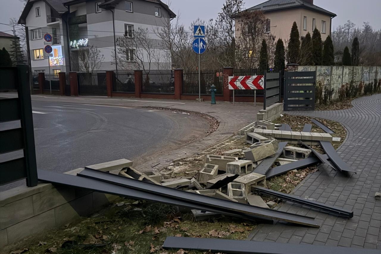 uszkodzony płot w Sulejówku | fot. Mateusz W./facebook